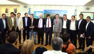P�rez y Bossio firmaron convenios con intendentes y entregaron netbooks en Casa de Gobierno