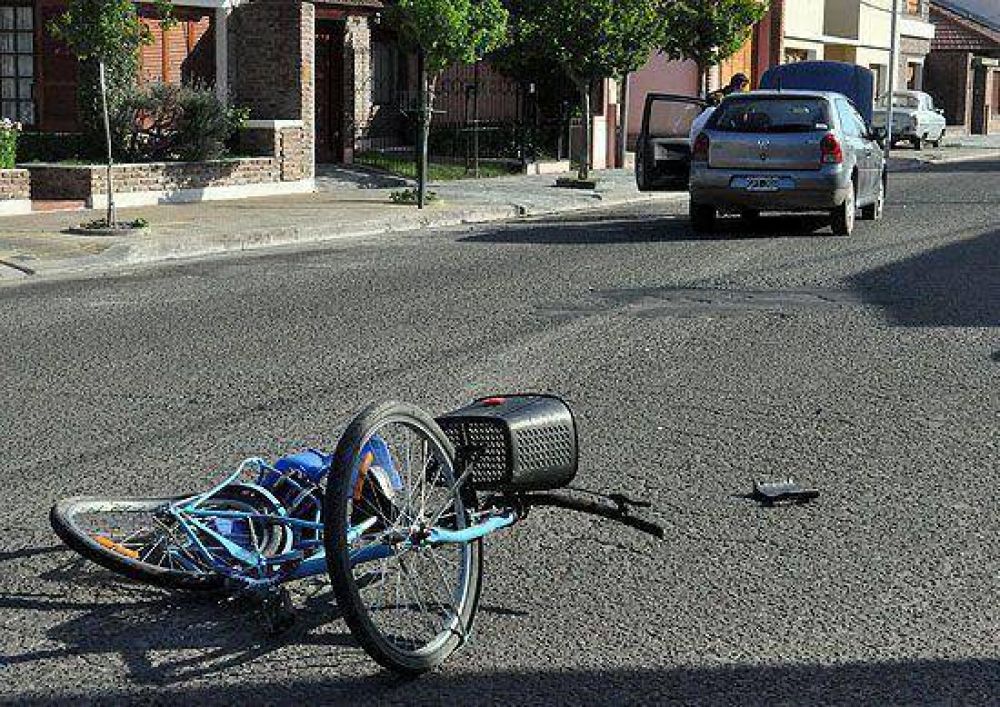 Menor herido al ser embestido por un autom�vil