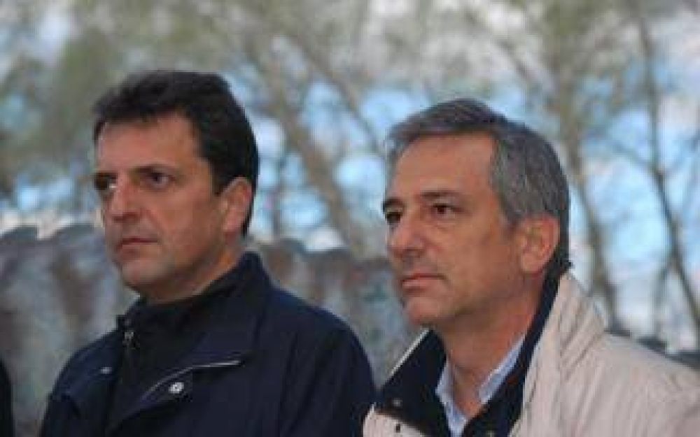 Intendentes massistas presionan a Scioli y entregan plus de fin de a�o a trabajadores de sus distritos