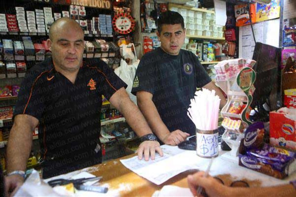 Para robar un kiosco, pis� la cabeza de un empleado     