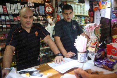 Para robar un kiosco, pis� la cabeza de un empleado     