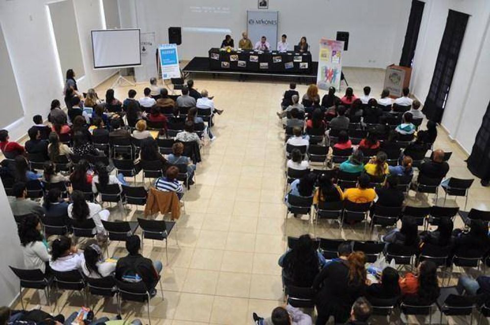 Activa participaci�n de los j�venes en Jornada de Salud y Adolescencia