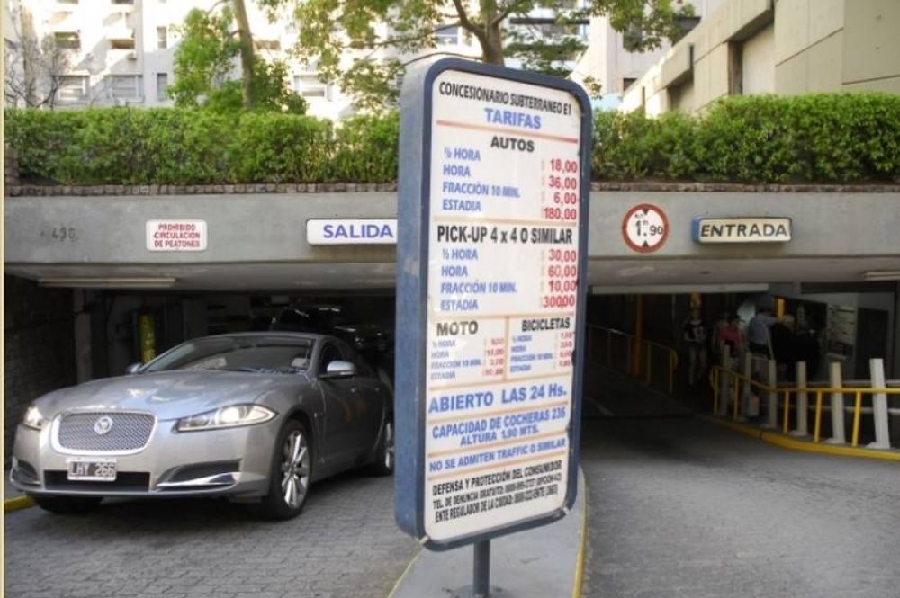 Aumentan por ley el precio del estacionamiento para que se use menos el auto