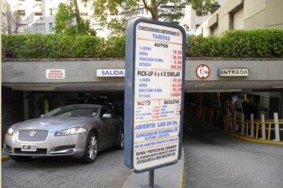 Aumentan por ley el precio del estacionamiento para que se use menos el auto