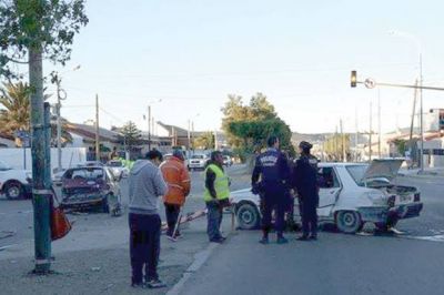 Conductor de camioneta cruz� sem�foro en rojo, atropell� a dos autos y escap�