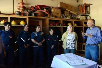 Buzzi acord� obras de infraestructura y de gas, y entreg� aportes a instituciones en Corcovado