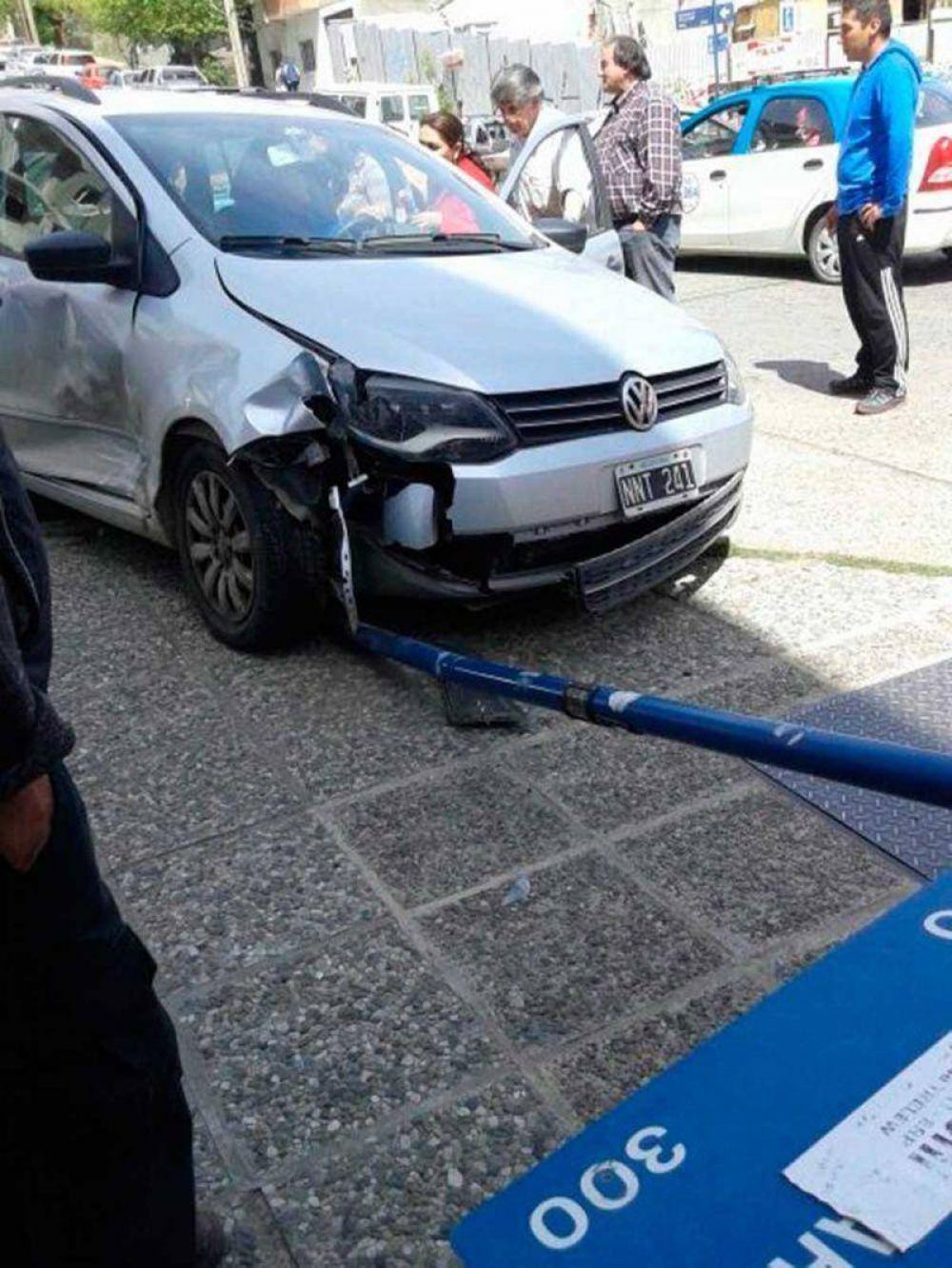 Auto termin� arriba de la vereda luego de triple choque