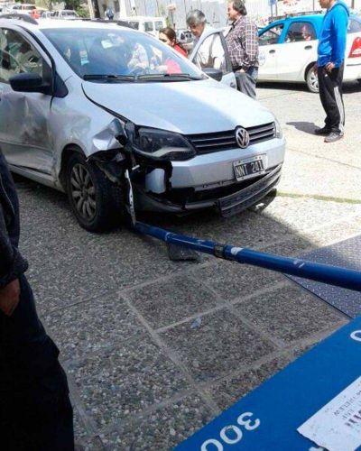 Auto termin� arriba de la vereda luego de triple choque