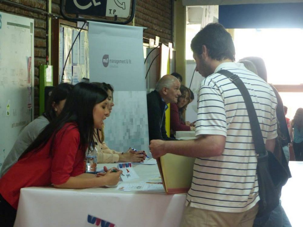 M�s de 500 estudiantes y graduados recorrieron la Feria de Empleo de la Facultad de Econ�micas