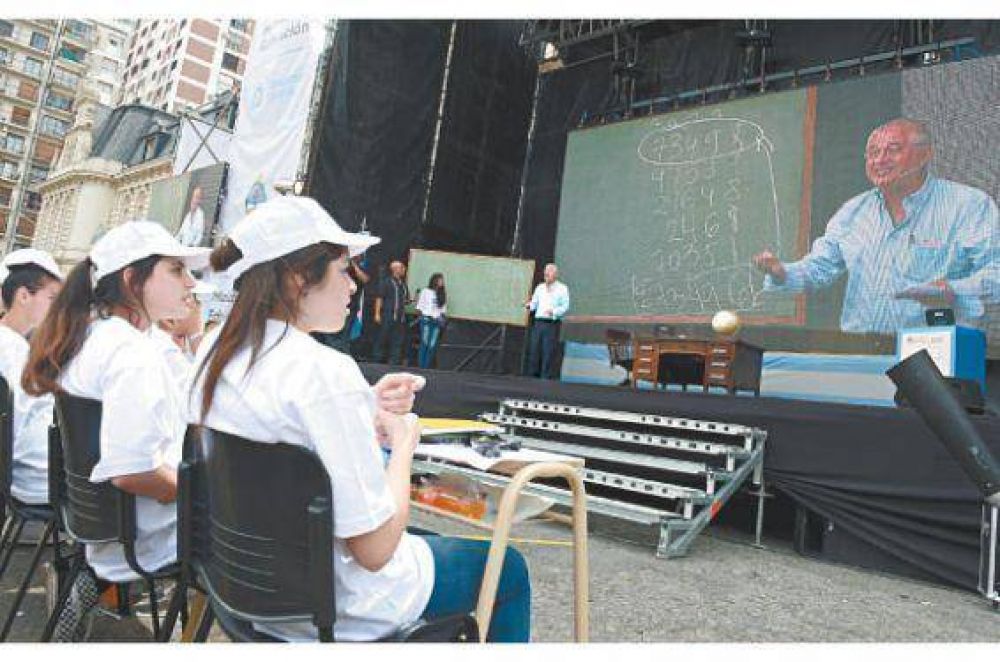 Paenza cautiv� a 500 chicos en una clase abierta de matem�tica