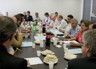SANDRA PARIS: FUE PARTE DE LA REUNION CON 15 UINTENDENTES RADICALES