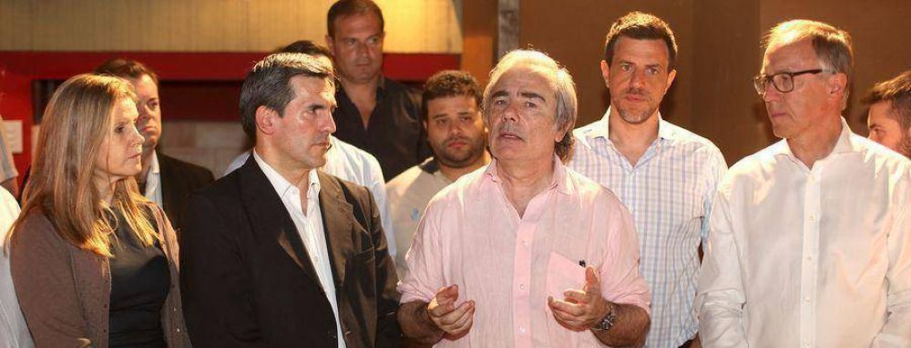 CYNTHIA HOTTON SE SUMA AL MASSISMO PORTE�O