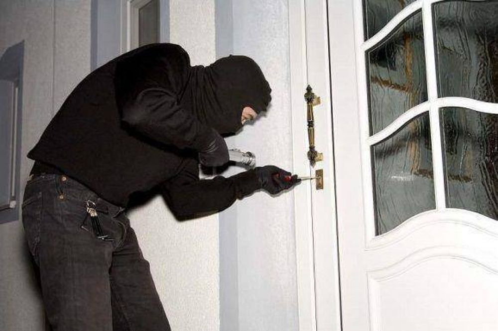 VECINOS DE LANUS SE TURNAN PARA DORMIR POR LA OLA DE ROBOS A CASAS