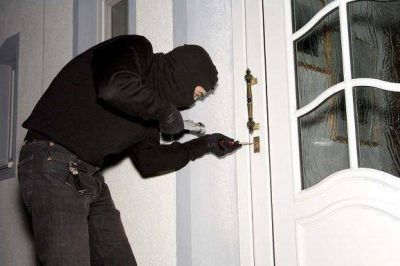 VECINOS DE LANUS SE TURNAN PARA DORMIR POR LA OLA DE ROBOS A CASAS