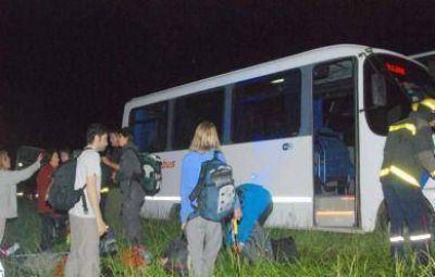 Una tandilense muri� tras un choque entre una combi y un micro de R�o Paran�, en la Ruta 3