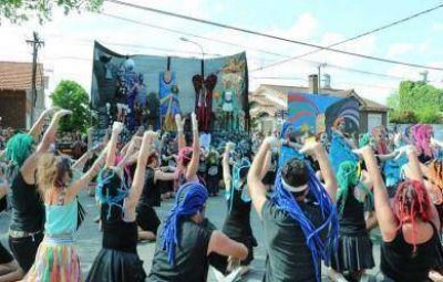 Los estudiantes desplegaron su colorido y creatividad en otra edici�n de la Far�ndula