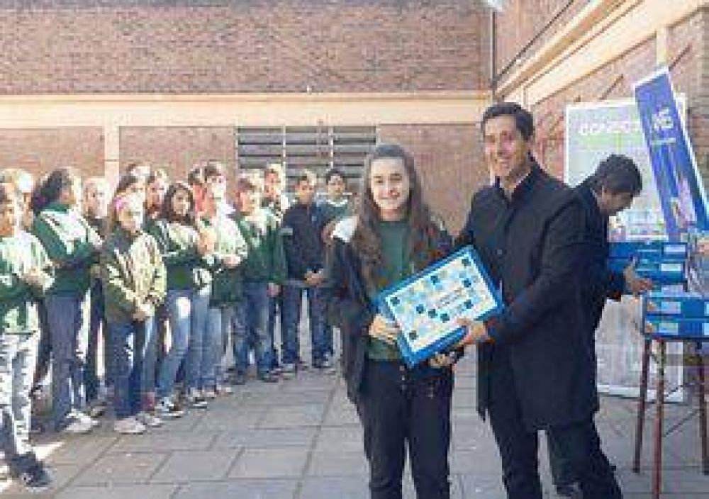 Entrega de netbooks en la Escuela Media N� 7 �Mayor Arrieta�