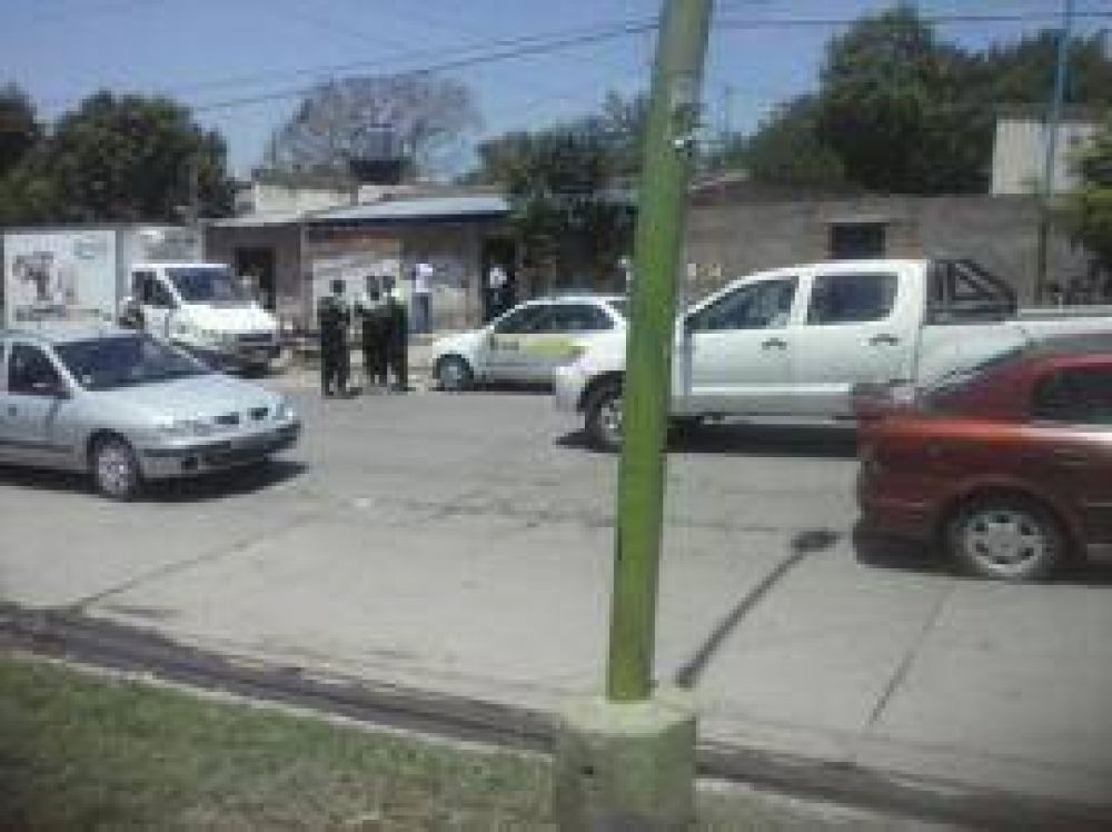 Un polic�a y un ladr�n resultaron seriamente heridos en un tiroteo