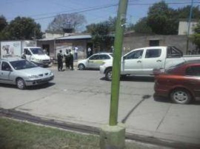 Un polic�a y un ladr�n resultaron seriamente heridos en un tiroteo