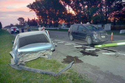 Fuerte impacto entre dos veh�culos