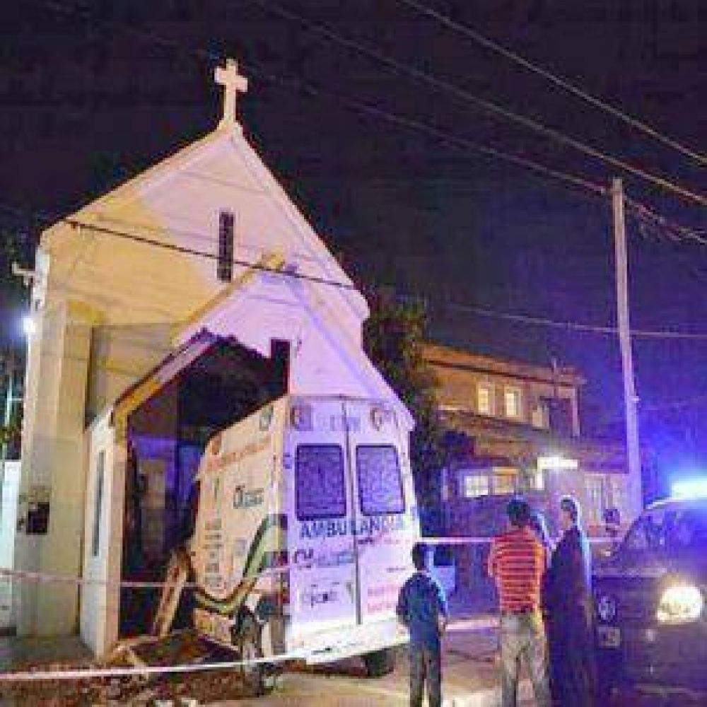 Ensenada: ambulancia perdi el control y se incrust en una iglesia
