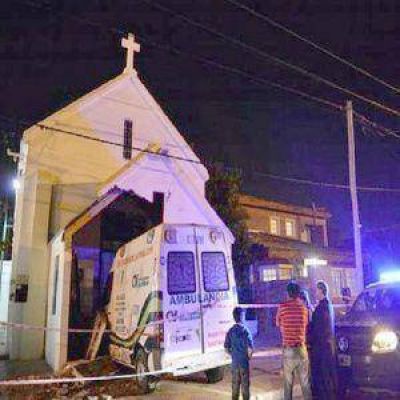 Ensenada: ambulancia perdi� el control y se incrust� en una iglesia