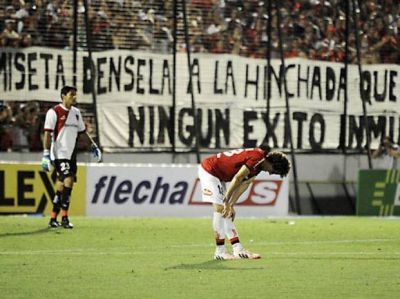 Newell's rescat� un empate ag�nico en un Coloso que mostr� banderas de reclamos