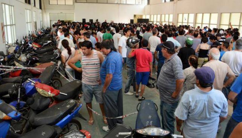 Locura por las motos en el remate de Alta Gracia