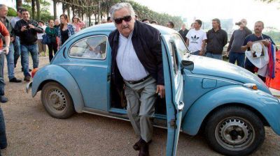 Mujica lleg� a votar en su Fusca