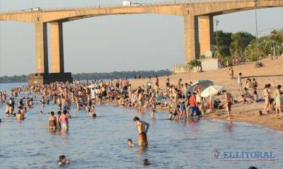 Por las altas temperaturas, la gente se vuelca a las playas a pesar de la falta de habilitaci�n