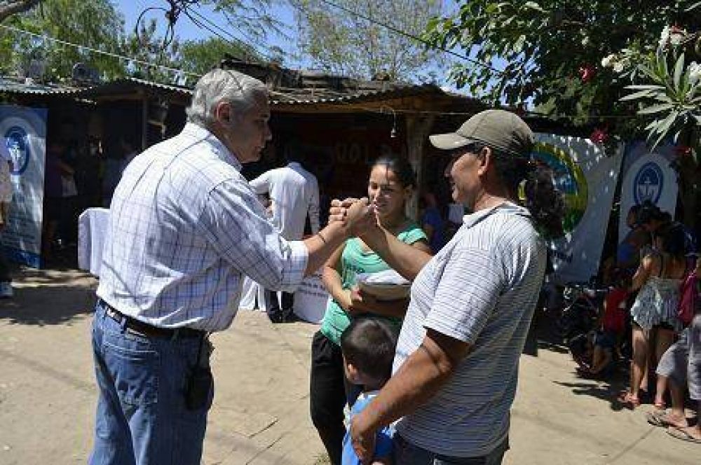 Fabi�n R�os entreg� monotributo social a trabajadores ladrilleros de los barrios R�o Paran� y La Tosquera