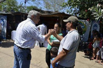 Fabi�n R�os entreg� monotributo social a trabajadores ladrilleros de los barrios R�o Paran� y La Tosquera