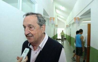 En Vela, Lunghi afirm� que la empresa encargada de la obra de cloacas �no cumpli� absolutamente nada�