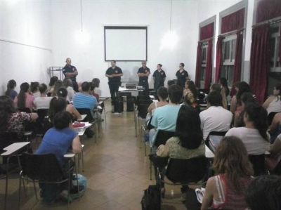 Bomberos Voluntarios brindaron una capacitaci�n sobre RCP en el Instituto 27