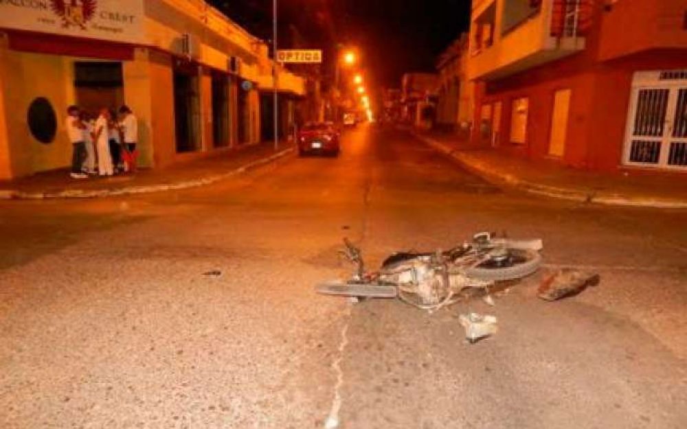 Para evadir un control, tomaron a contramano y chocaron con un auto