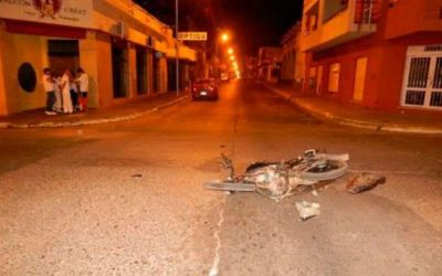 Para evadir un control, tomaron a contramano y chocaron con un auto