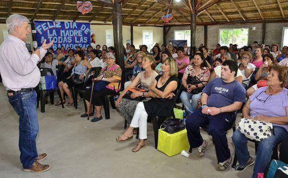 Andreotti homenaje� a trabajadoras vecinales en el Polideportivo N�3