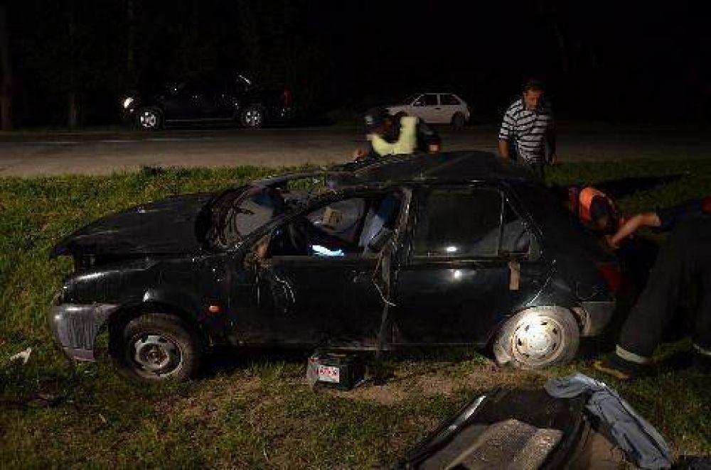 Un hombre herido tras un vuelco en la Autov�a 6