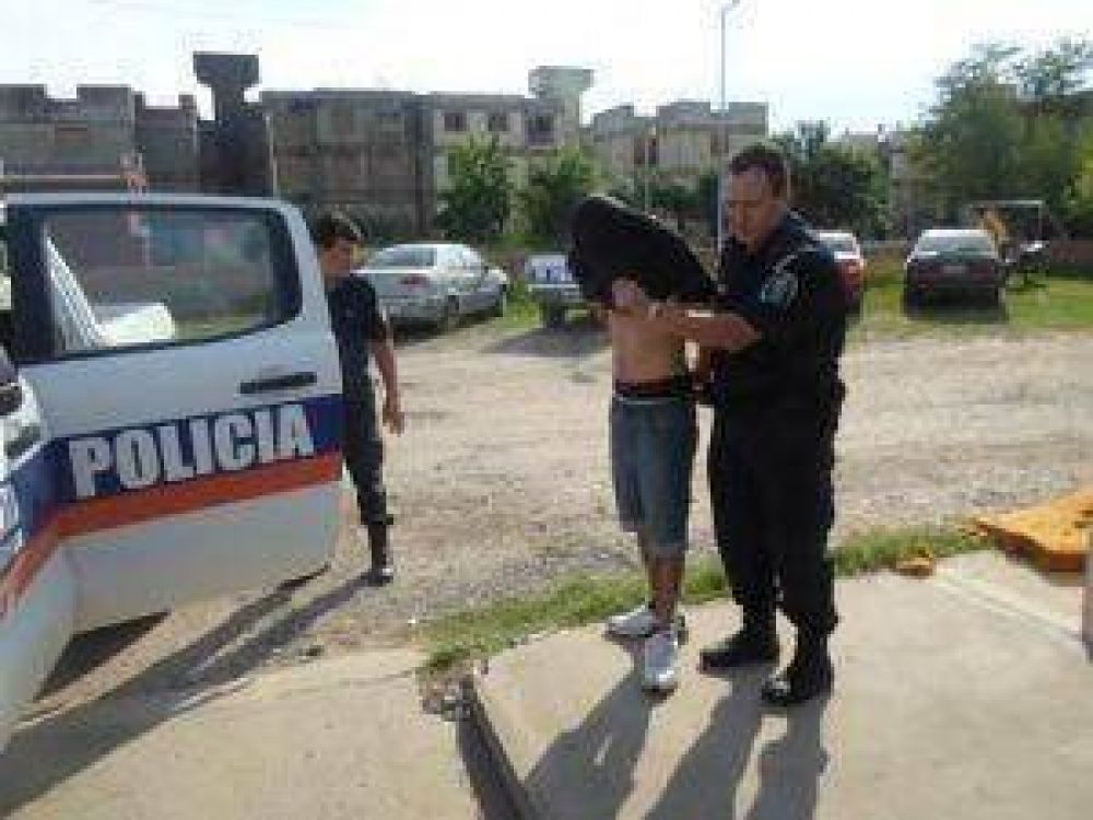 Dos efectivos policiales lesionados tras aprehender a cuatros personas
