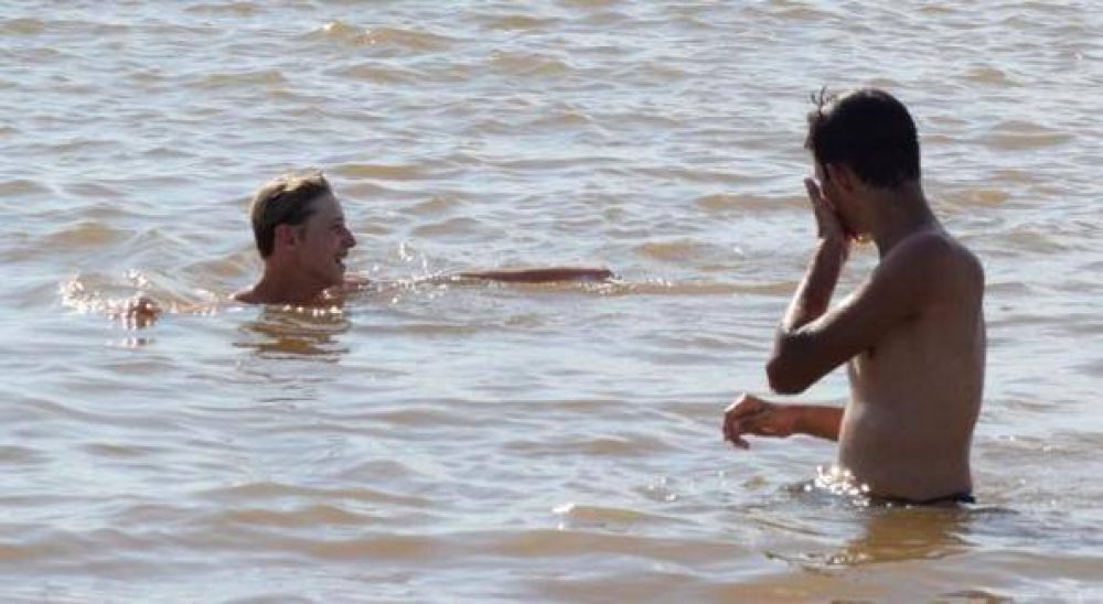 Pese a que no estan habilitados, vecinos se volcaron a los balnearios