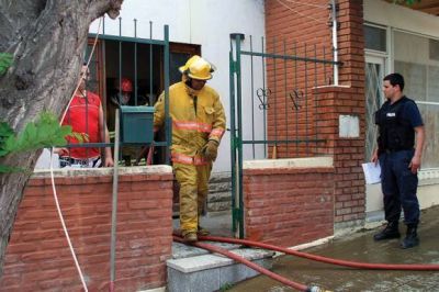 Debieron evacuar a toda una familia por incendio