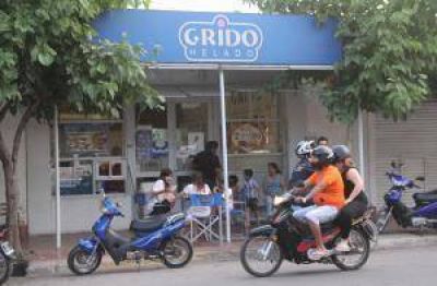 Armados, entran a un Grido y fugan en auto con $15.000