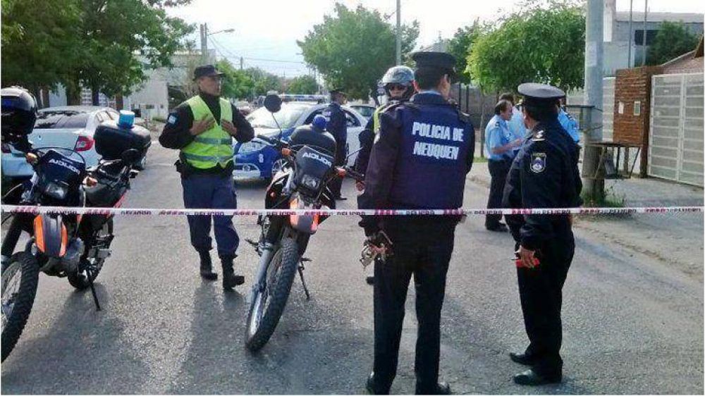 Un polic�a mantiene a cuatro personas de rehenes en un edificio p�blico de Neuqu�n