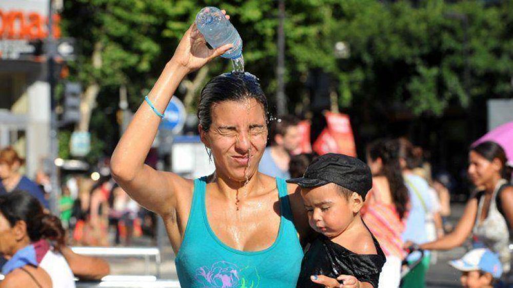 La temperatura rompi� el r�cord hist�rico de los 35 grados y rige una alerta por fuertes tormentas