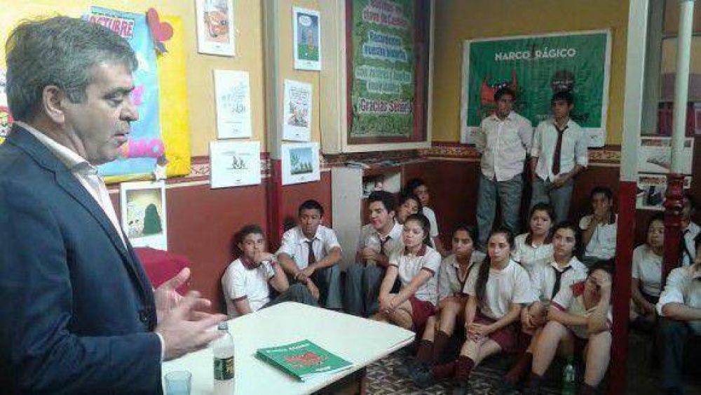 Cano se reuni� con estudiantes secundarios