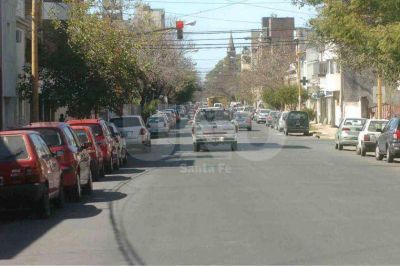 Vecinos de Candioti Sud piden estacionar en ambas manos de las calles 