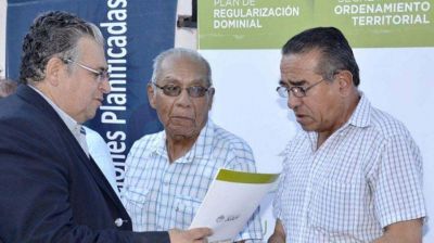 Entregaron escrituras a 125 familias de la Capital