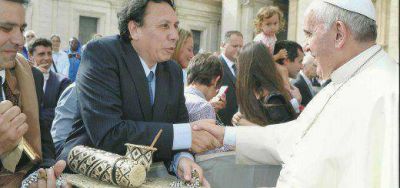 El INYM otorg� la Orden de M�rito Yerbatero al Papa Francisco