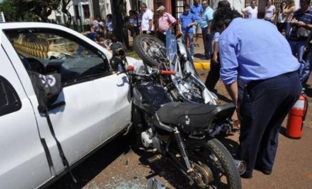 Dos motos chocaron en simult�neo contra una camioneta en Ap�stoles