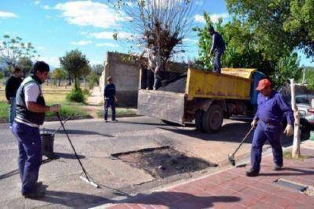 La Municipalidad trabaja con las tareas de bacheo y limpieza de desag�es